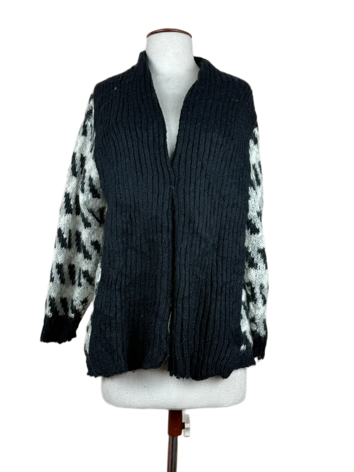 UK Imported secondhand Winter Long Cardigans - Amy Su Kung brand, Black & White Acrylic, Premium condition, for Women - Online Thrift Store Peshawar Pakistan