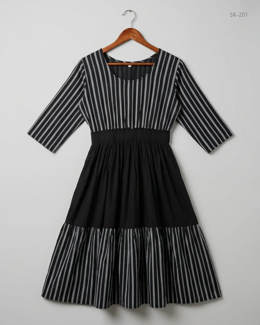 Shop Premium Printed Summer Kurti by CUT LABEL | Preloved Branded Clothes | Black Cotton | Womens | OTS Thrift Store Lahore Pakistan