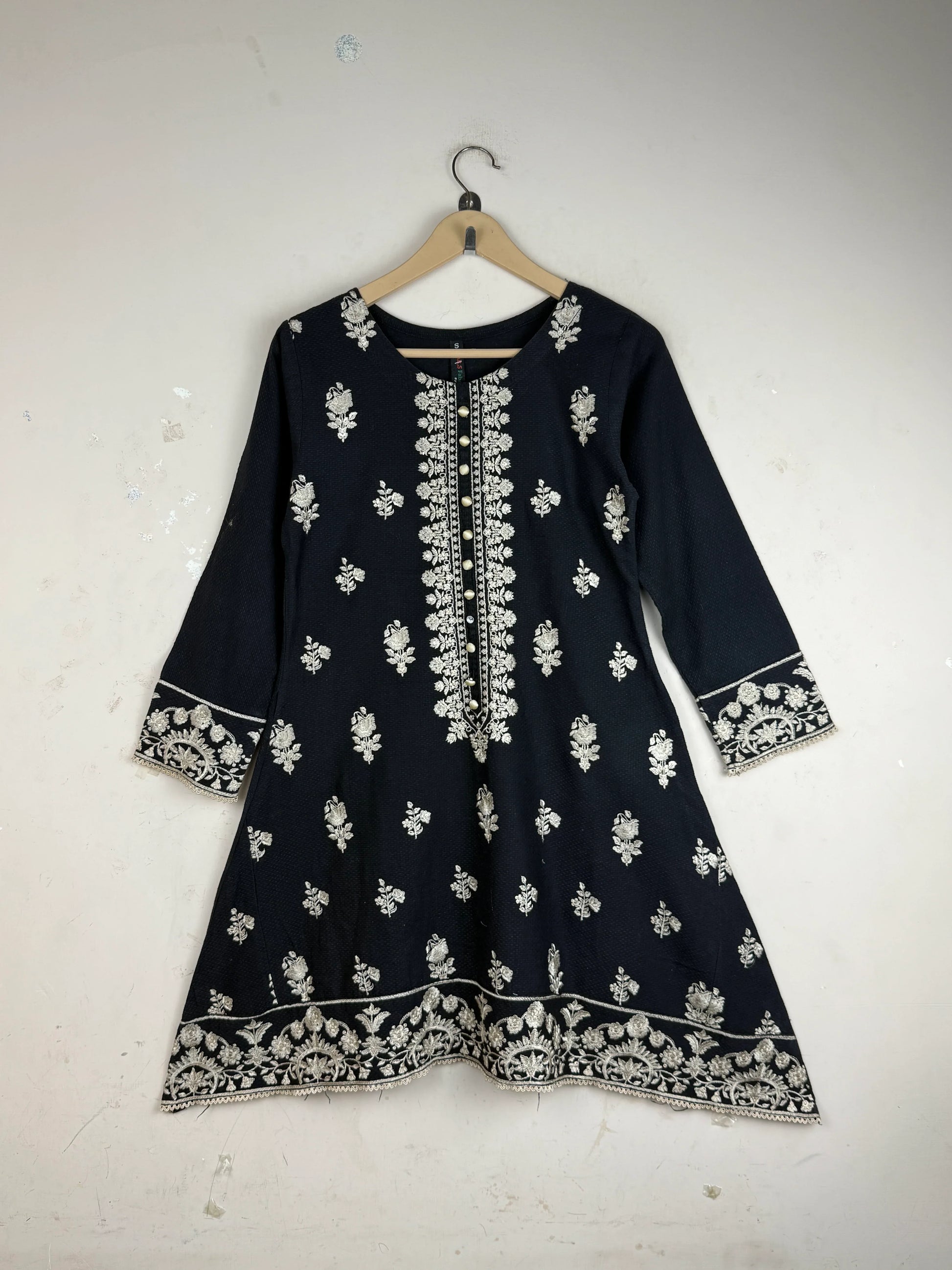 Excellent Condition Summer Kurti | Preloved Dars fabricon | Black khaddar | Thrift Shop for Women Islamabad Pakistan | OTS