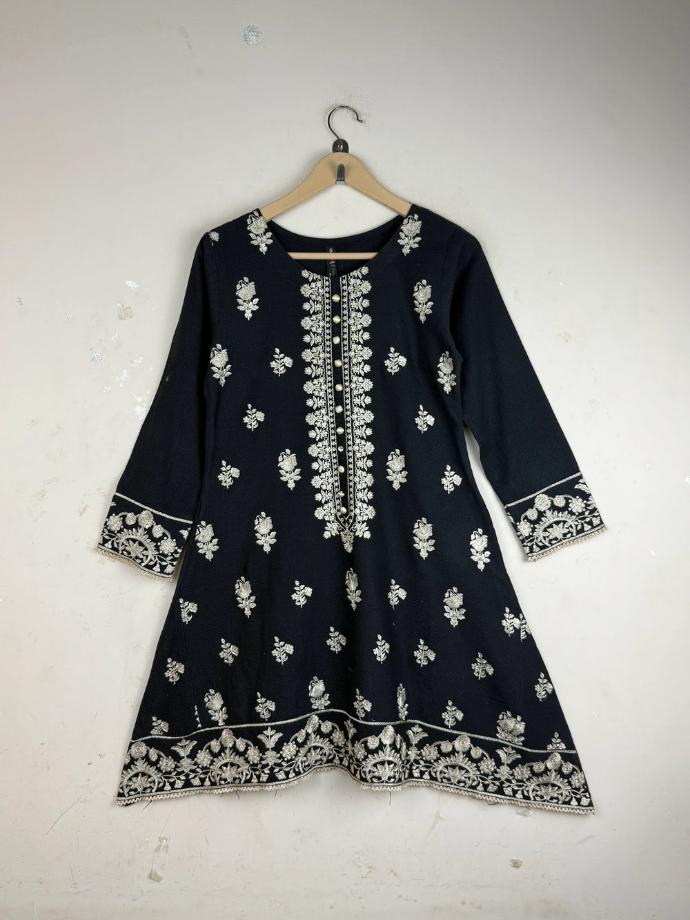 Excellent Condition Summer Kurti | Preloved Dars fabricon | Black khaddar | Thrift Shop for Women Islamabad Pakistan | OTS