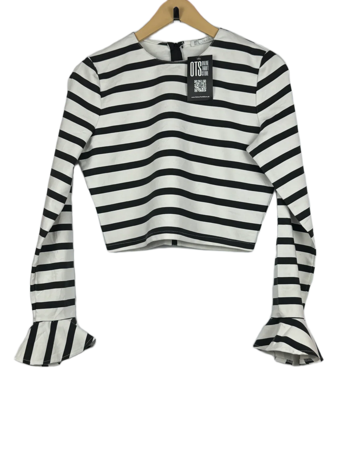 Preloved Premium Winter Crop Tops by TRAFALUC, Black & White Acrylic & Cotton for Women - OTS Thrift Shop Islamabad Pakistan