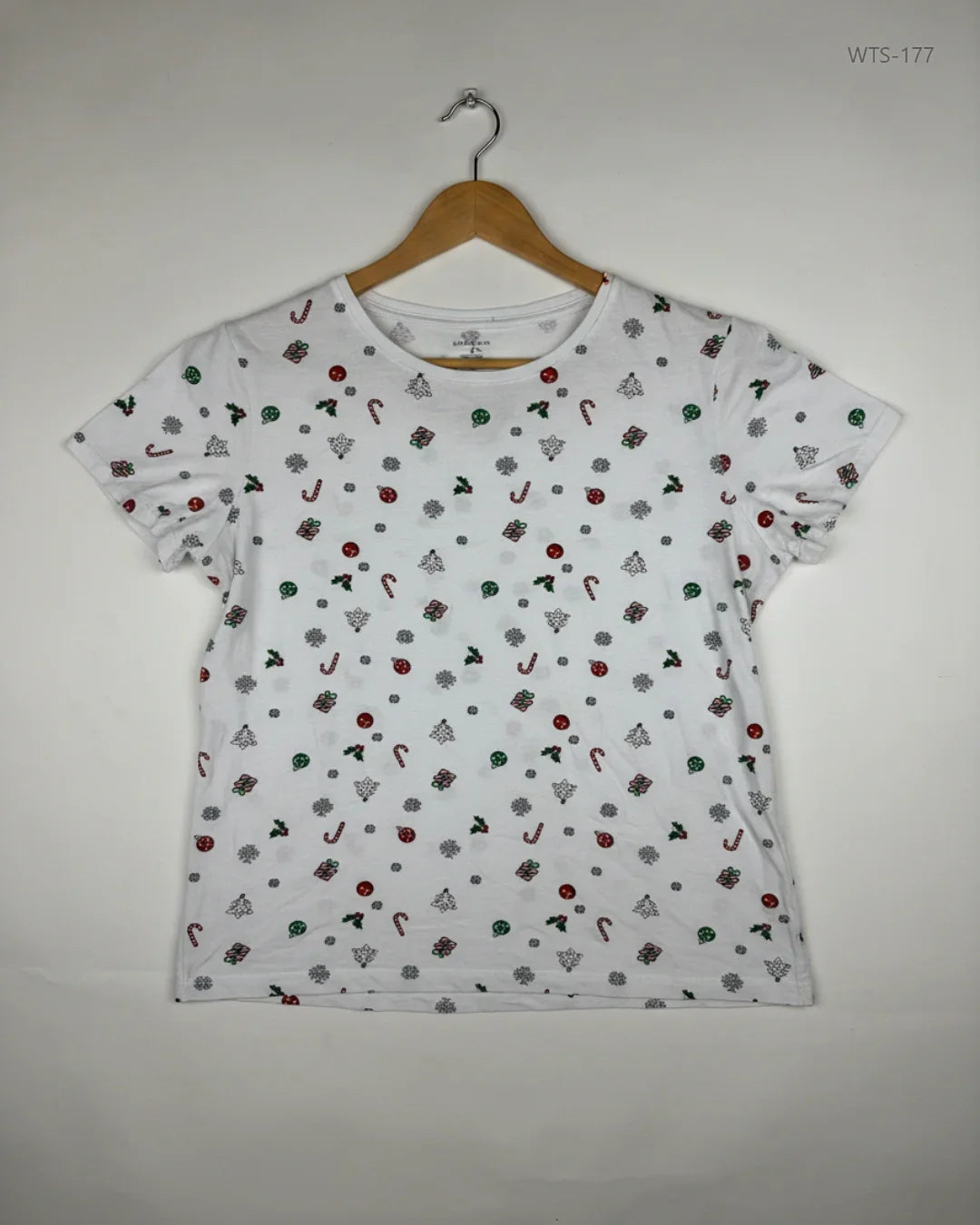 Secondhand Branded Womens Tshirts by Primark, White Cotton fabric, Premium condition, for - Online Thrift Shop Islamabad Pakistan